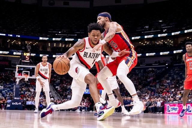 辽宁揭幕战赛前领取总冠军戒指 升起冠军旗帜